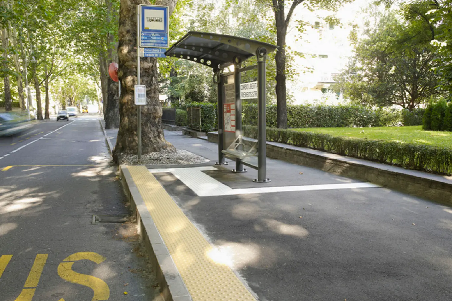 Miejska infrastruktura (przystanek autobusowy) od Marazzi